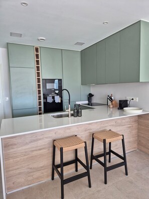 冷蔵庫、電子レンジ、オーブン、コンロ