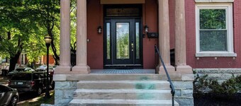 Prime Spot*Victorian Charm*Mins 2 UL/Downtown*Speakeasy*FirePit*Luxe Amenities