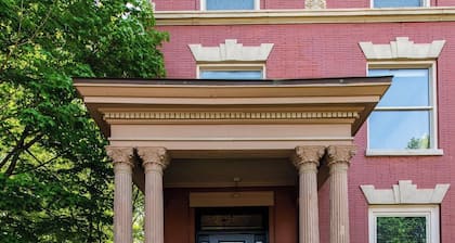 Prime Spot*Victorian Charm*Mins 2 UL/Downtown*Speakeasy*FirePit*Luxe Amenities