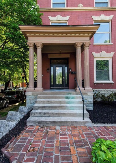 Prime Spot*Victorian Charm*Mins 2 UL/Downtown*Speakeasy*FirePit*Luxe Amenities