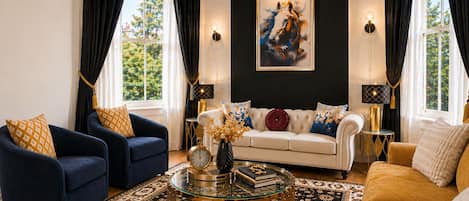 Smart TV, chimenea y libros