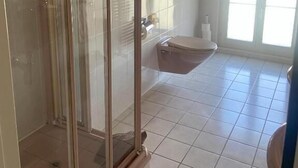 A bathroom with a glass shower enclosure, a toilet, and a sink. - Gasthof Sternen Thörishaus (Neuenegg)