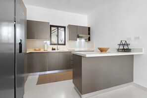 冷蔵庫、電子レンジ、オーブン、コンロ