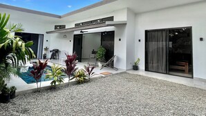 A modern house with a pool, outdoor seating, and a covered patio area. - Casa Solaz-Up to 7 people, parking and private pool-Playa Negra, Puerto Viejo (Puerto Viejo de Talamanca)
