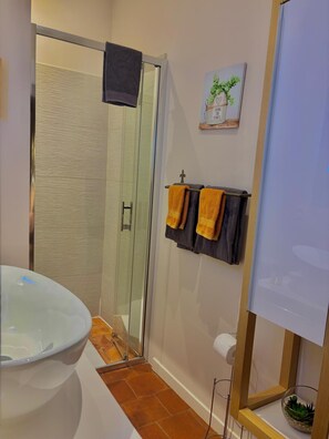 Chuveiro, secador de cabelo, toalhas de banho, sabonete