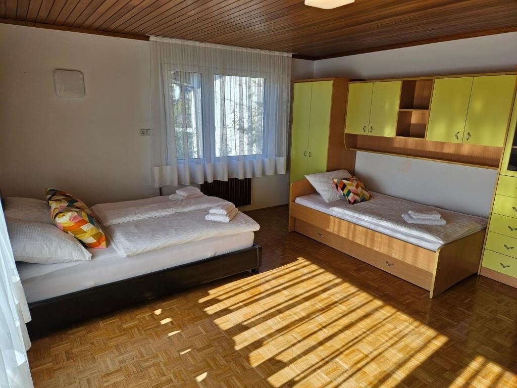 أسرّة أطفال/رضّع وواي فاي مجانًا وملاءات أسرّة