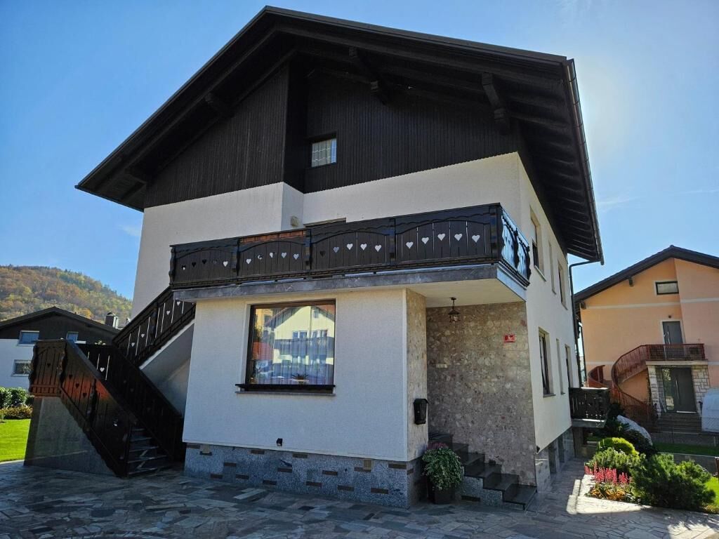 Eenvoudig appartement, balkon, uitzicht op bergen | Exterieur