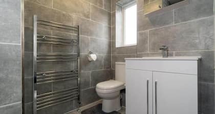 Angel House 4BR spacious free wifi parking