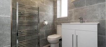 Angel House 4BR spacious free wifi parking