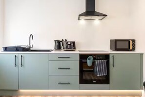 Fridge, microwave, oven, stovetop - Beautiful 1 Bedroom Apartment Near City Centre (Leicester)