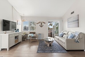 Living area - • Coastal Escape Steps to Beach—15% Discount for April & May - SUNSET HAVEN (Dana Point)