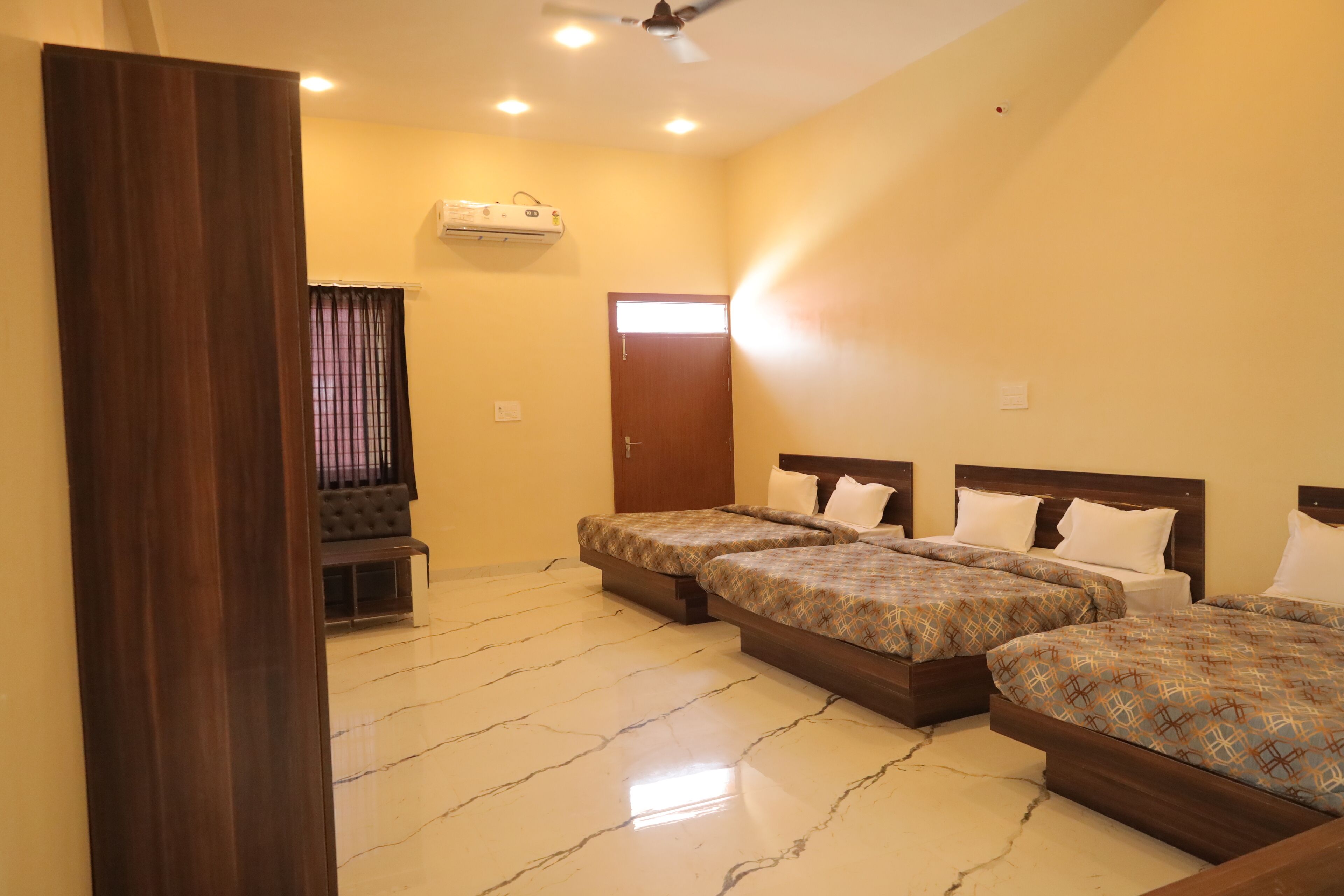 Family Room | Desk, laptop workspace, free WiFi