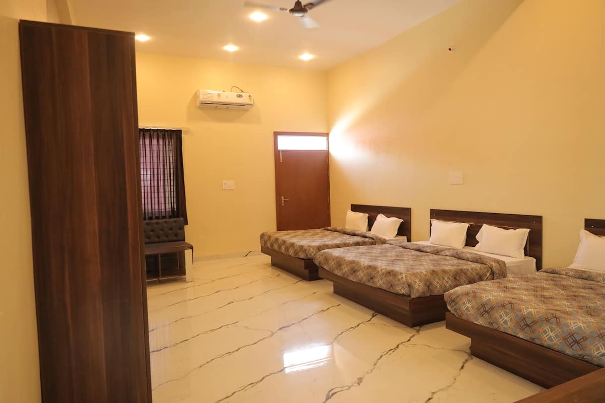 Family Room | Desk, laptop workspace, free WiFi