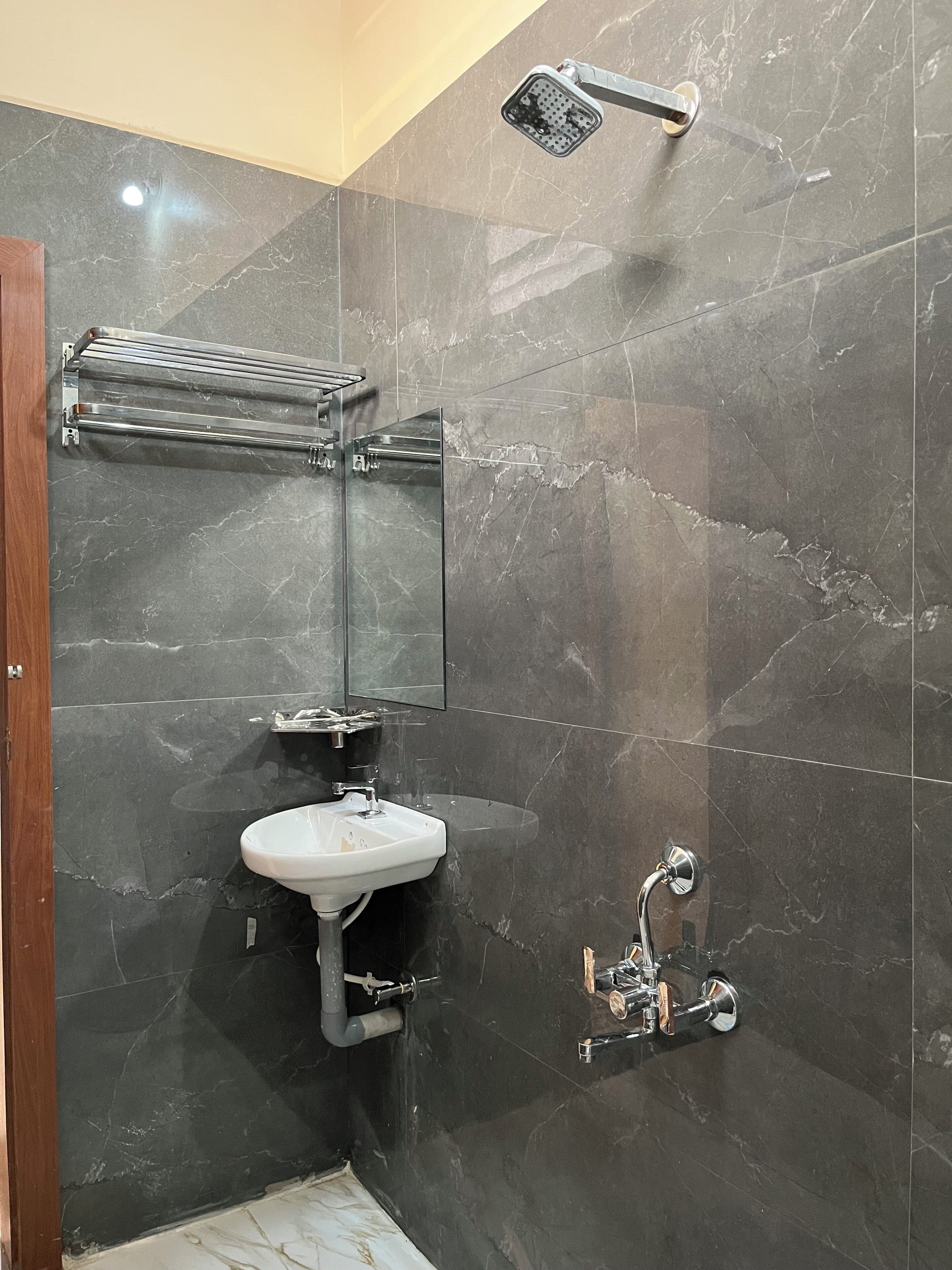 Executive Suite | Bathroom | Shower, free toiletries, towels, soap