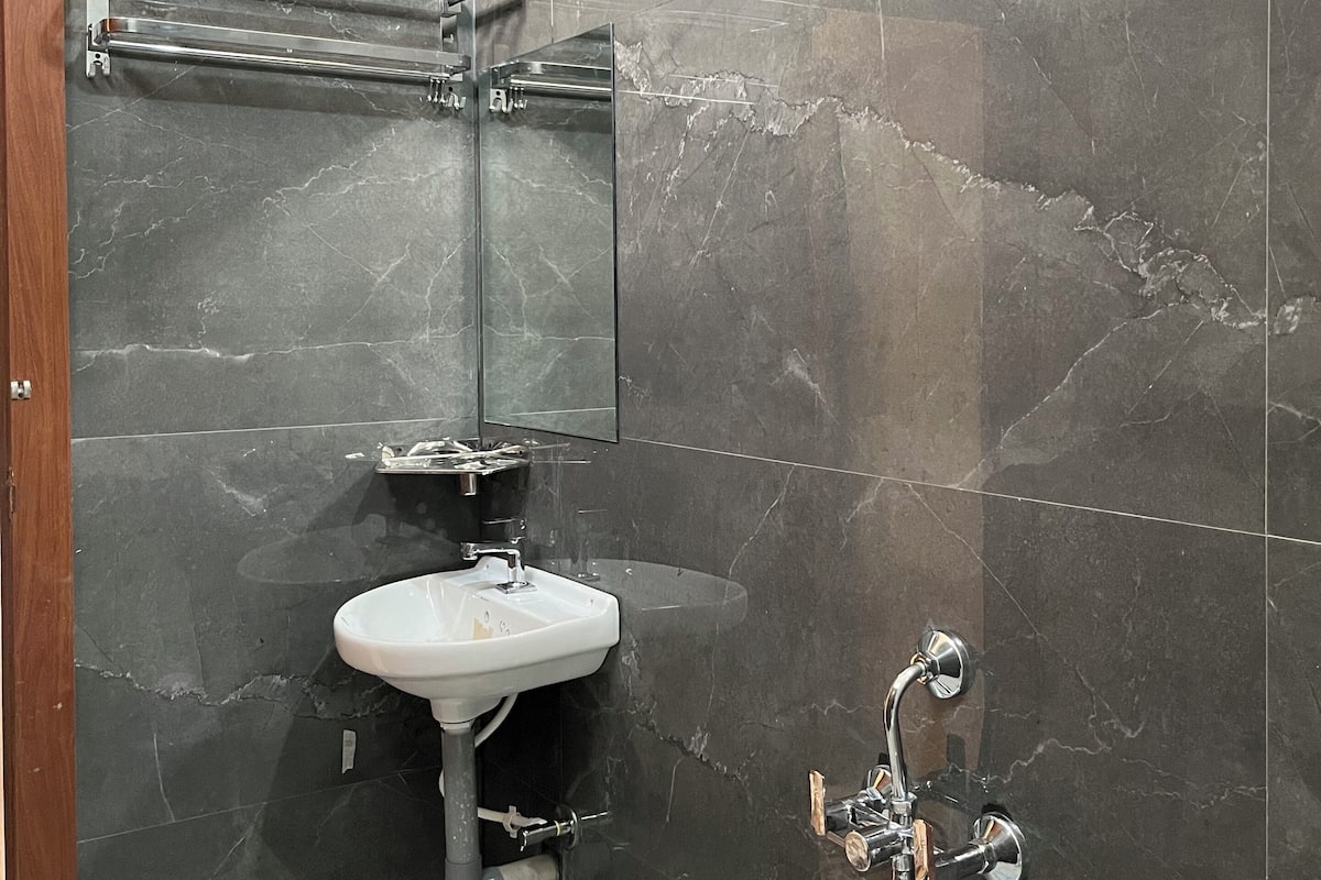 Executive Suite | Bathroom | Shower, free toiletries, towels, soap
