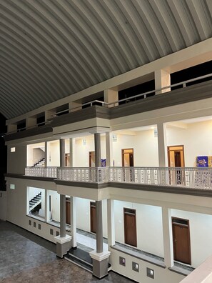 المنشأة من الداخل