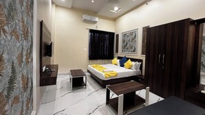 Un dormitorio moderno con cama, mesitas de noche, armario y ventilador de techo.