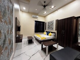 Executive Room | Desk, laptop workspace, WiFi (free)
