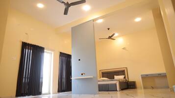 Executive Room | Desk, laptop workspace, free WiFi