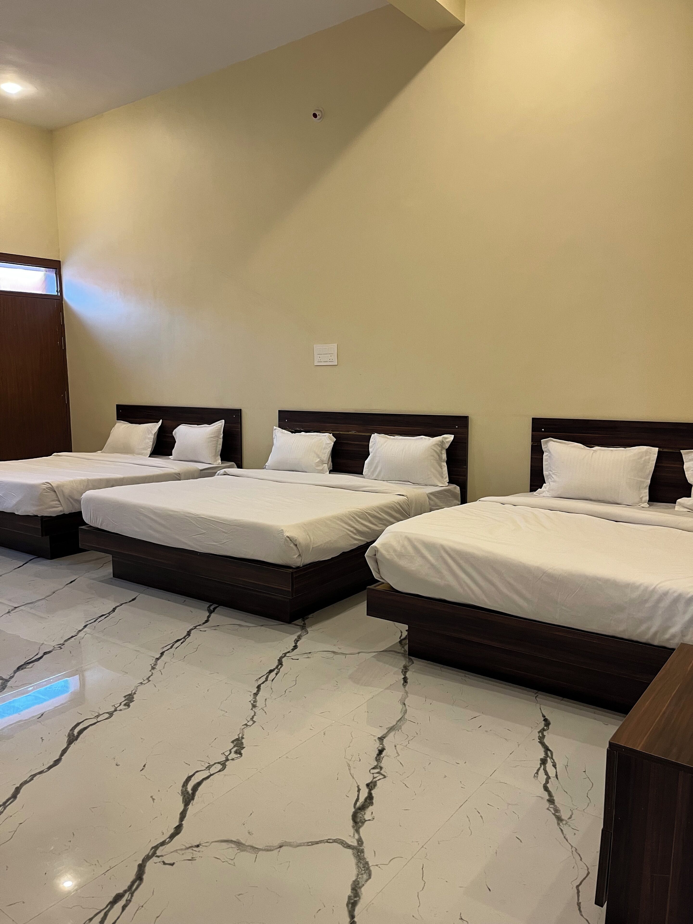 Chambre familiale | Bureau, espace de travail pour ordinateurs portables