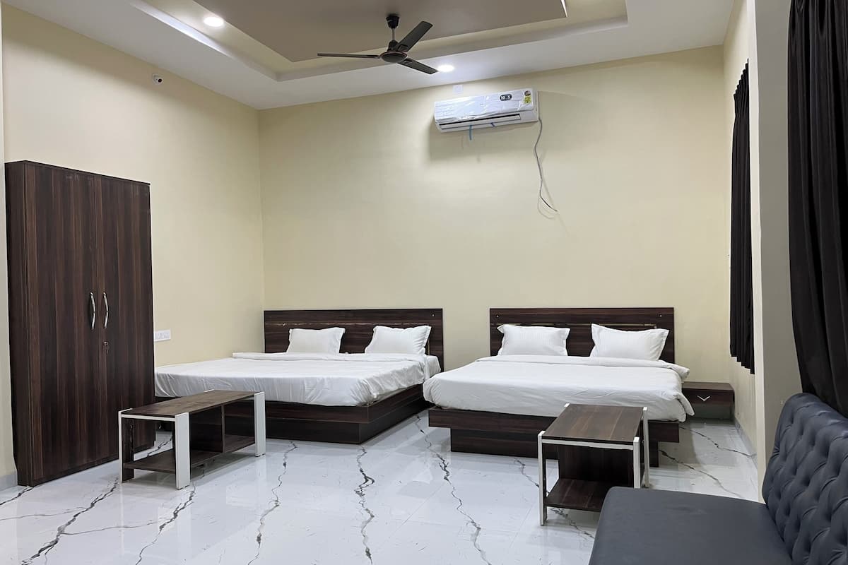 Chambre quadruple supérieure | Bureau, espace de travail pour ordinateurs portables