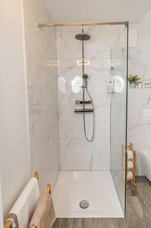 Studio, patio, pemandangan gunung | Kamar mandi