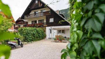 Estudio, patio, vistas a la montaña