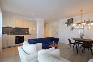 Apartamento luxo, sacada | Área de estar