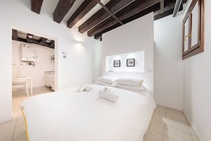 Unclassified image, 5 of 40, button - Venice, Ghetto, Campo della Maddalena, Rialto, near train station, Wi-Fi (Venezia)