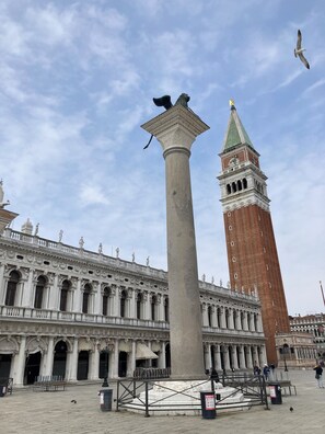 Unclassified image, 3 of 40, button - Venice, Ghetto, Campo della Maddalena, Rialto, near train station, Wi-Fi (Venezia)