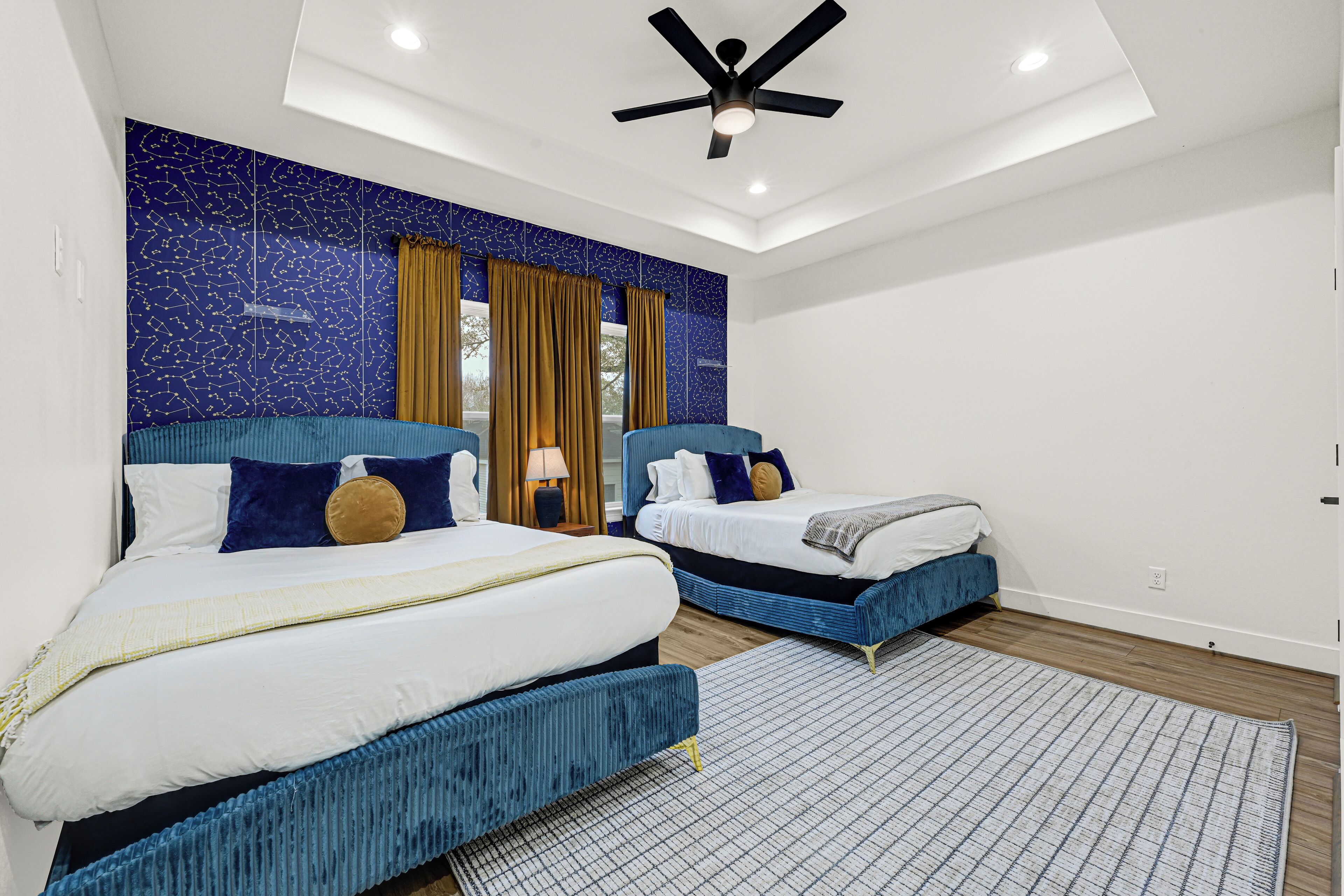 4 bedrooms, iron/ironing board, internet, bed sheets