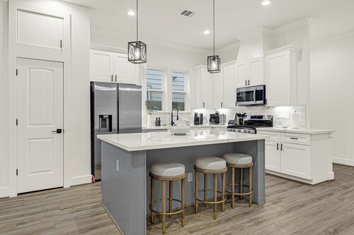 Private 4BR Townhome w/ Game Room, 15mins NRG / Medical Center Sleeps 11
