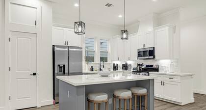 Private 4BR Townhome w/ Game Room, 15mins NRG / Medical Center Sleeps 11