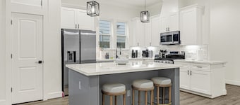 Private 4BR Townhome w/ Game Room, 15mins NRG / Medical Center Sleeps 11
