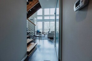 Televisie, een open haard en een kantoor