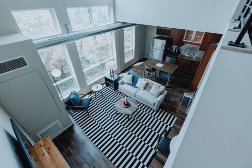 Cozy Family Penthouse with Pool & Balcony over Forest Park Skyline in St. Louis