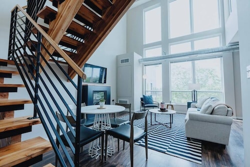 Cozy Family Penthouse with Pool & Balcony over Forest Park Skyline in St. Louis