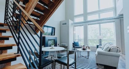 Cozy Family Penthouse with Pool & Balcony over Forest Park Skyline in St. Louis