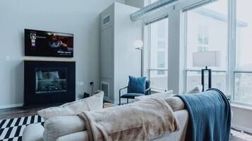 Una televisión, una chimenea, una oficina