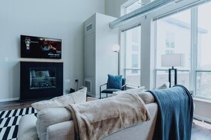 Televisie, een open haard en een kantoor