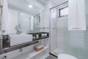 Basic Apartment | Bathroom | Free toiletries - Mediterranee #e201 - Apto 3 Quartos by Carpediem (Aquiraz)