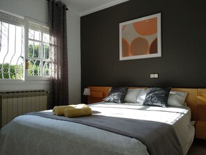 3 bedrooms, iron/ironing board, travel cot, free WiFi - VILLA ANTONIA (Les Tres Cales)