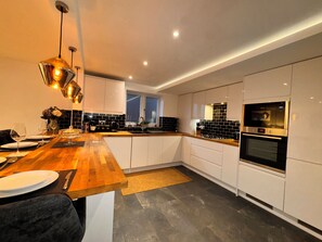Private kitchen - Home from home, Mid - long stays. Modern, cosy and comfy! (St Albans)