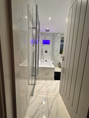 Douche, sèche-cheveux, serviettes fournies, savon