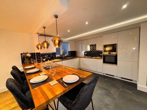 Home from home, Mid - long stays. Modern, cosy and comfy!