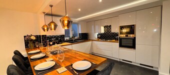 Home from home, Mid - long stays. Modern, cosy and comfy!