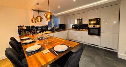 Home from home, Mid - long stays. Modern, cosy and comfy!