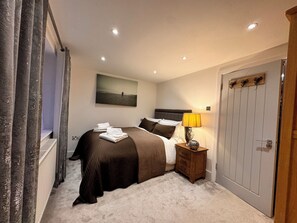 2 bedrooms, iron/ironing board, WiFi, bed sheets - Home from home, Mid - long stays. Modern, cosy and comfy! (St Albans)