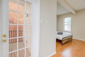 2 bedrooms, desk, iron/ironing board, WiFi