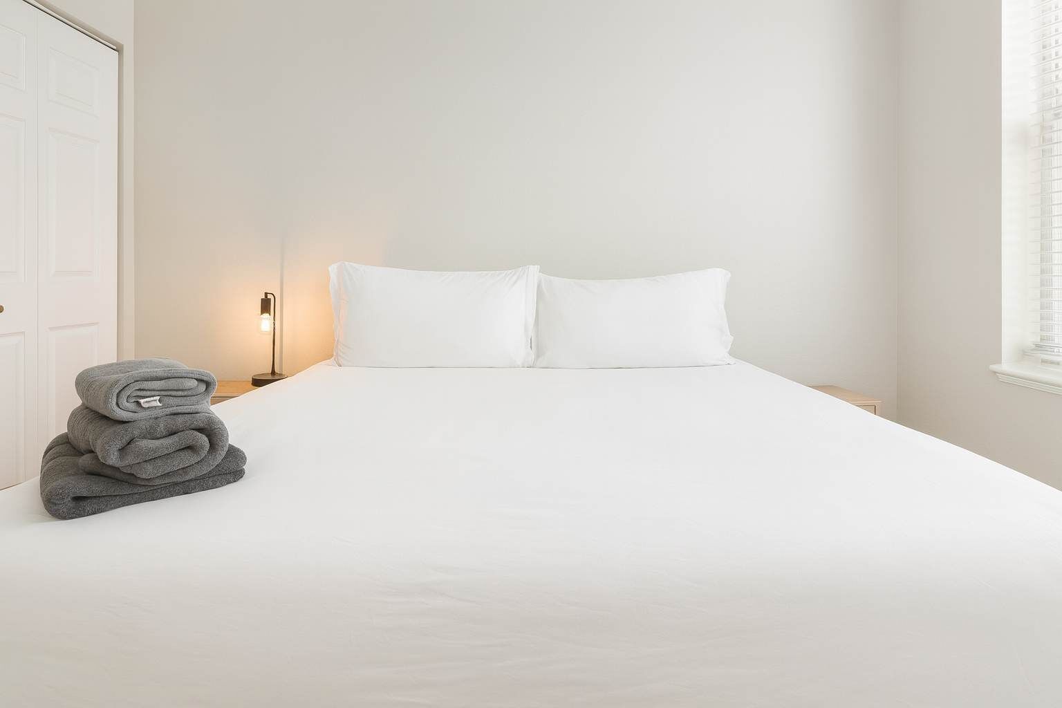 2 bedrooms, desk, iron/ironing board, WiFi